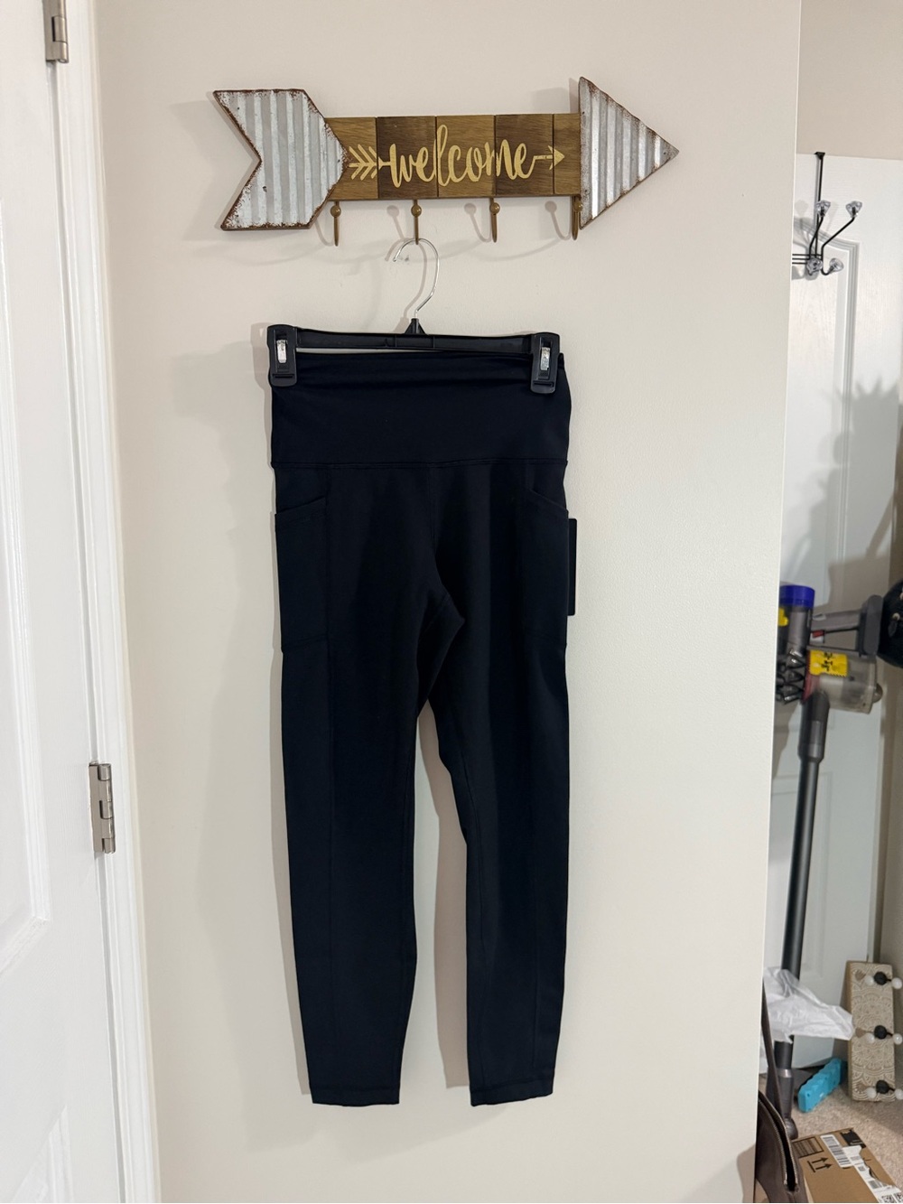 Yogalicious Lux Tribeca Size Small Black Active Leggings with Side Pockets NWT